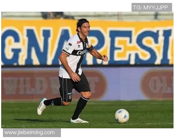 探寻13号足球明星的传奇故事与辉煌成就背后的不为人知的秘密